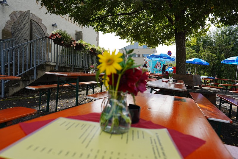 Sichelhenket 2023 - Biergarten mit Besuchern